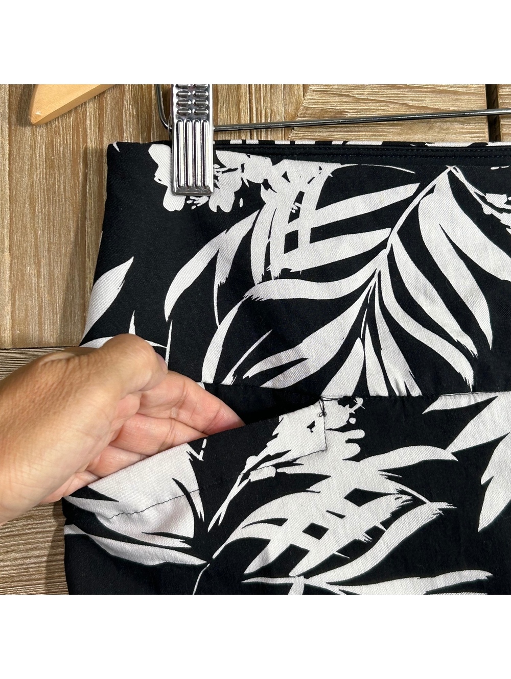S.C. & CO. Womens Black White Floral Print Tummy Control Skort Medium Activewear - Picture 2 of 9